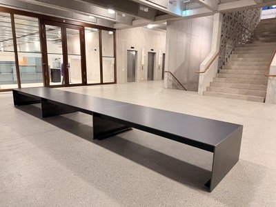 Stehtische und Sitzbänke