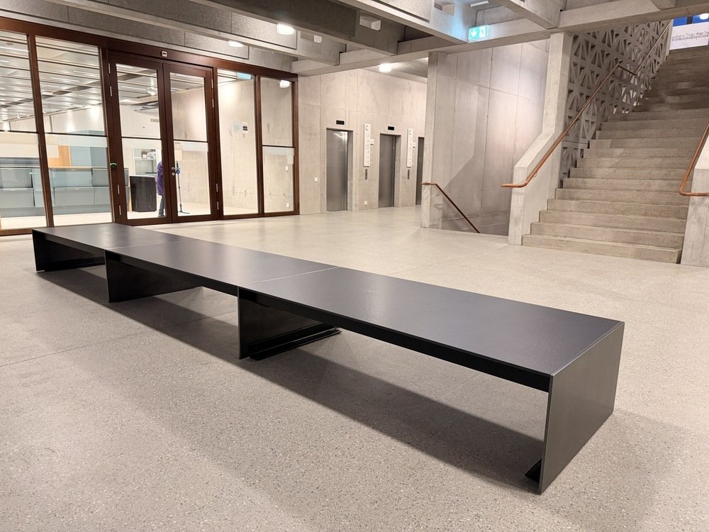 Stehtische und Sitzbänke