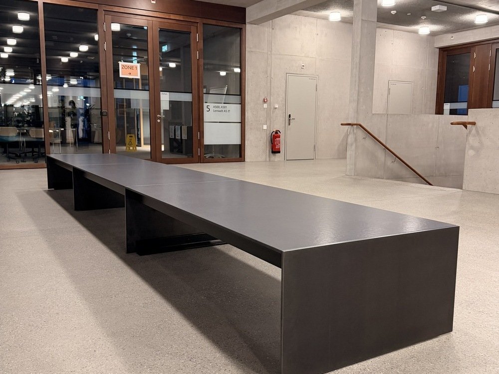 Stehtische und Sitzbänke