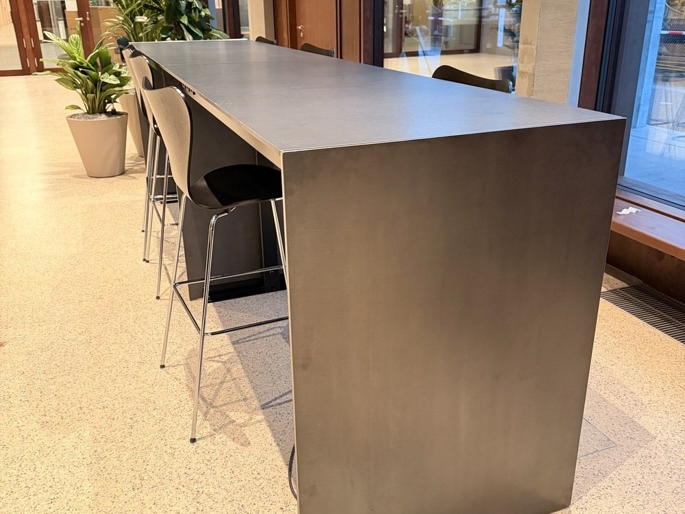 Stehtische und Sitzbänke