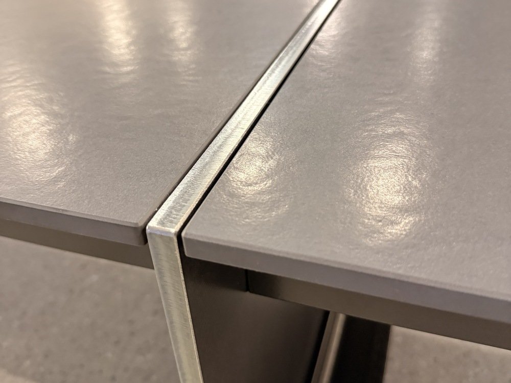 Stehtische und Sitzbänke